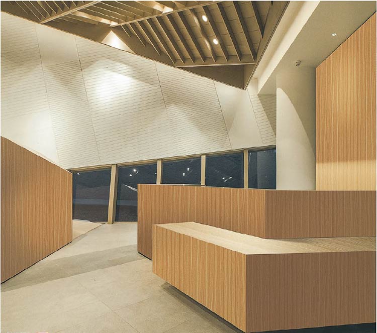 Yuav ua li cas tuaj yeem ua kom tus kheej-adhesive PVC zaj duab xis kho koj lub khw muag khoom?